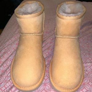 Ugg low classic boots